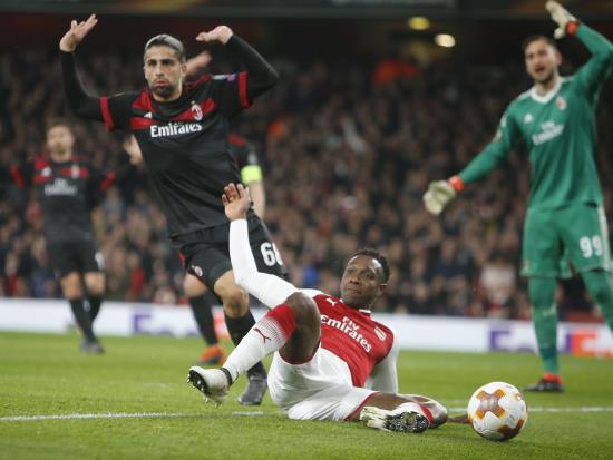 Wenger refuses to condemn Welbeck without seeing replay of apparent dive