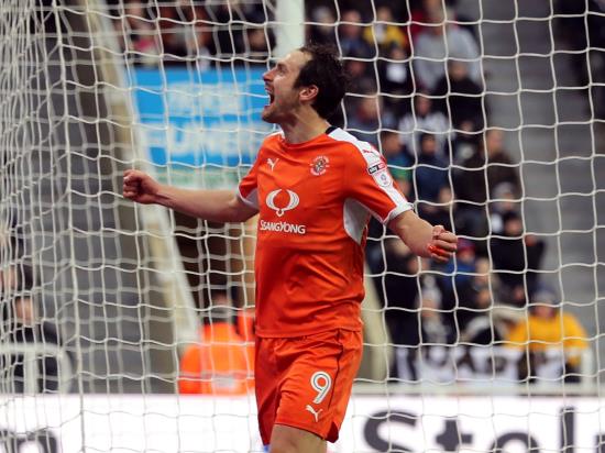 Luton beat Crewe to close in on automatic promotion