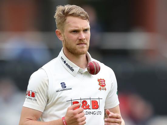 Essex hit back on dramatic opening day