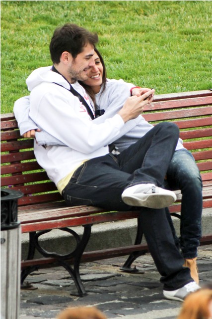 Spanish love on a park bench