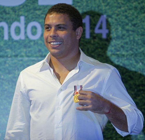 Ronaldo Receives Medal for Sports Merit