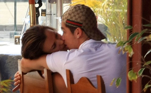 ronaldo girlfriend kissing. Ronaldo and girlfriend