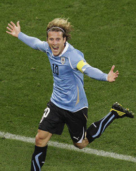 Spurs weigh up move for £7M Diego Forlan