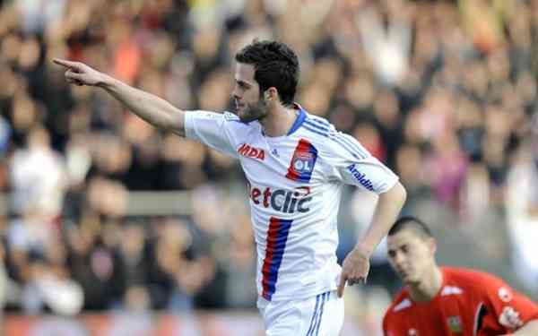 Tottenham and Aston Villa in battle to sign Lyon midfielder