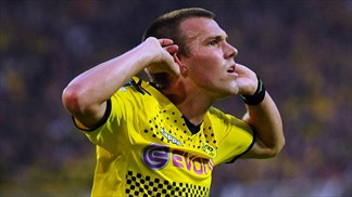 Dortmund start title defence with 3-1 win