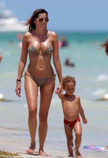 Social beauties - Aida Yespica has holiday with her son