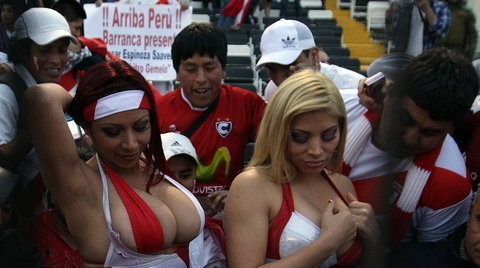 World Cup Qualifier, Chile won over Peru, and sexy fan is the shining point!