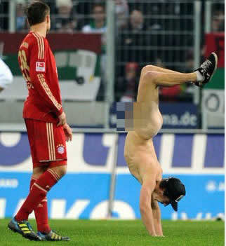 Weird fan doing somersault on the field - Augsburg 1-2 Bayern Munich