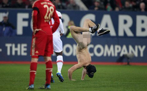 Weird fan doing somersault on the field - Augsburg 1-2 Bayern Munich