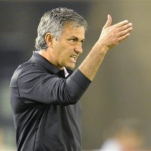 Mourinho urges fans to back coaches