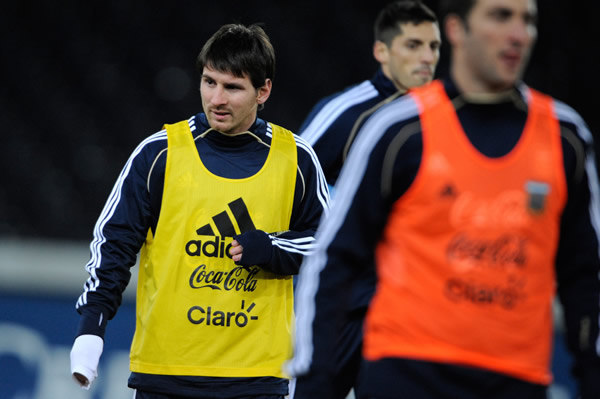 Messi trains for Argentina friendly