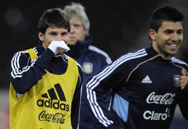 Messi trains for Argentina friendly