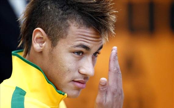Santos hit out at Brazil's Menezes over Neymar comments