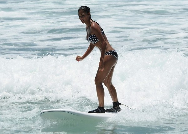 Lewis Hamilton's girlfriend goes surfing