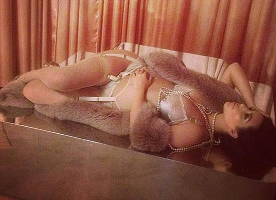 Kim Kardashian is lying on Twitter ... in sexy lingerie
