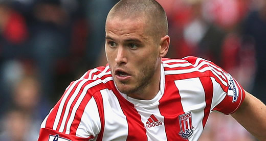 Stoke winger Michael Kightly has hit out at Liverpool striker Luis Suarez