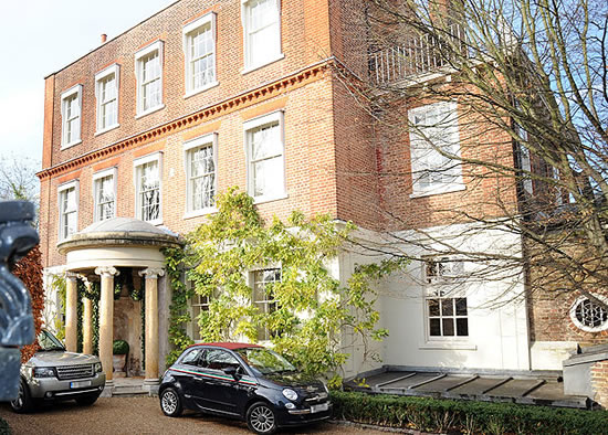 Becks lines up big money transfer... to London - Victoria checks out four Posh pads in the capital