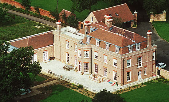 Becks lines up big money transfer... to London - Victoria checks out four Posh pads in the capital