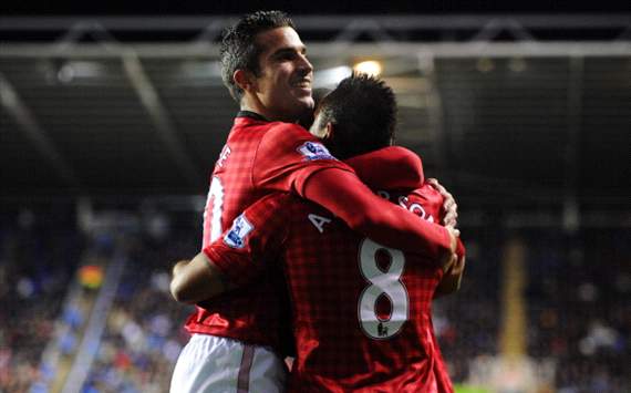 Reading 3-4 Manchester United: Rooney & Van Persie fire visitors three points clear