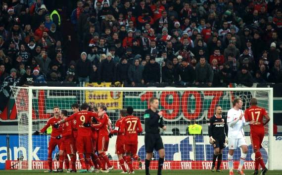 Augsburg 0-2 Bayern Munich: Muller and Gomez send FCB further clear
