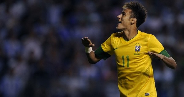 Neymar is happy at Santos despite Barcelona talk