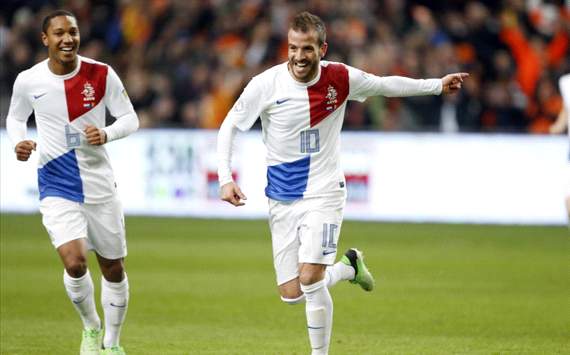 Netherlands 4-0 Romania: Van Persie surpasses Cruyff goal tally in comfortable win