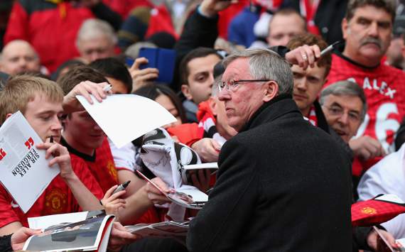Manchester United 2-1 Swansea City: Late Rio Ferdinand winner a fitting send-off for Ferguson