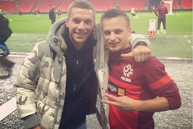 Podolski hangs out with Poland squad, wishes Ozil a happy birthday