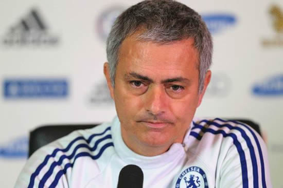Chelsea manager Jose Mourinho apologizes to David Moyes