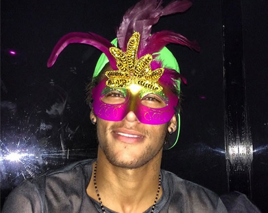 Neymar gets into carnival spirit
