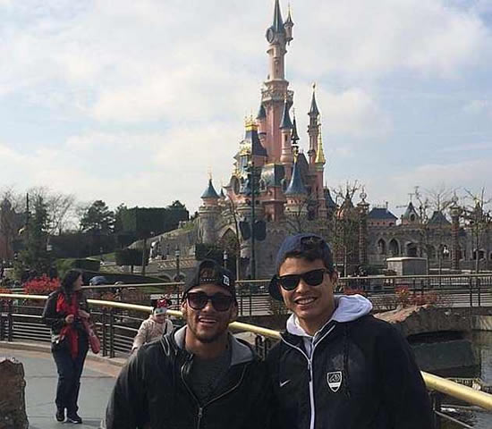 Neymar relaxes in Disneyland Paris before the Clasico