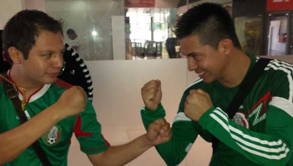 Two Mexican fans beat up a Brazilian thief who broke into their room while they were sleeping