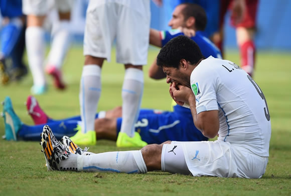 Italy 0 : 1 Uruguay - Suarez row overshadows Uruguay win