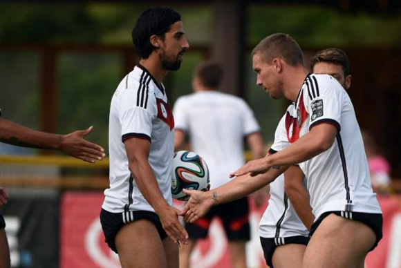 Revealed? Podolski and Ozil inspect Sami Khedira's potential package