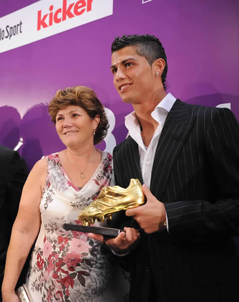 Awkward! Cristiano Ronaldo’s mother reveals in autobiography that she tried to have him aborted