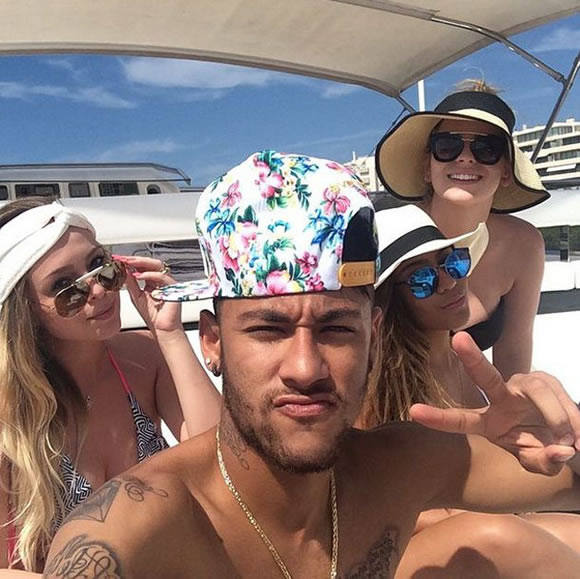 Paris Hilton helps Neymar get over his broken back