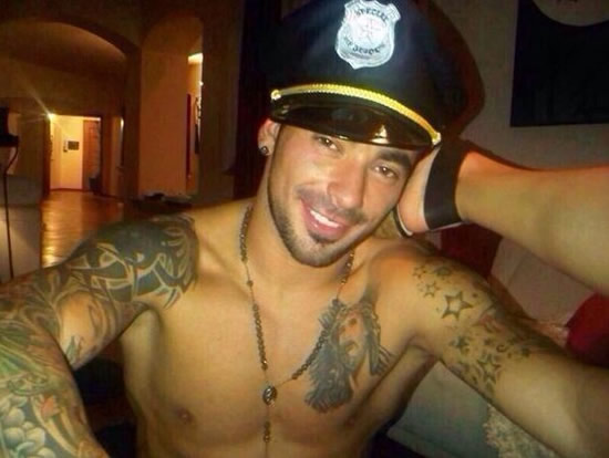 Leaked! PSG attacker Ezequiel Lavezzi caught with someone else's pants down