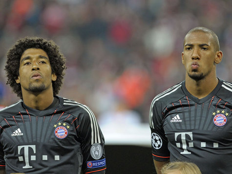 Jerome Boateng & Dante caught pulling shirts to make themselves look buff in Bayern team photo