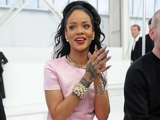 Rihanna wants to buy Liverpool, Ronaldo and Fergie’s beautiful reunion, Mrs Neville goes nude - Paper Talk