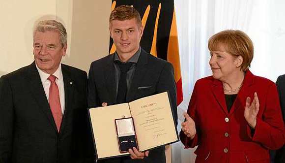 Kroos gets pally with the president