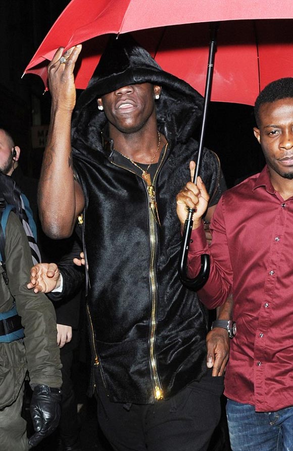 Balotelli pictured outside London nightclub after Chelsea loss, has a guy who holds umbrella for him