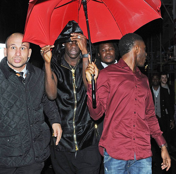 Balotelli pictured outside London nightclub after Chelsea loss, has a guy who holds umbrella for him