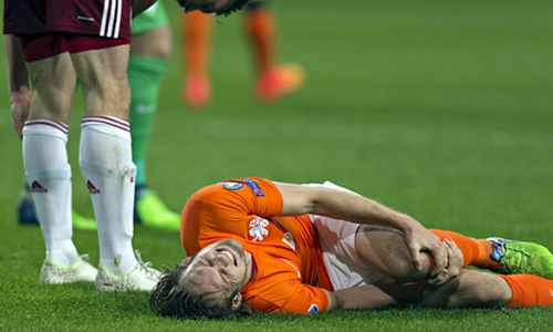 Manchester United say Daley Blind knee injury will be 'long story'
