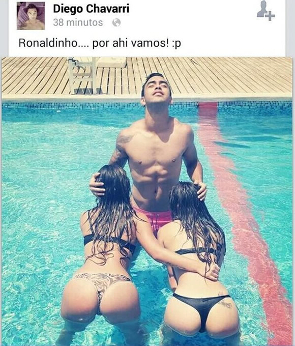 Peruvian player Diego Chavarri remakes Ronaldinho’s famous pool picture with bikini-clad girls