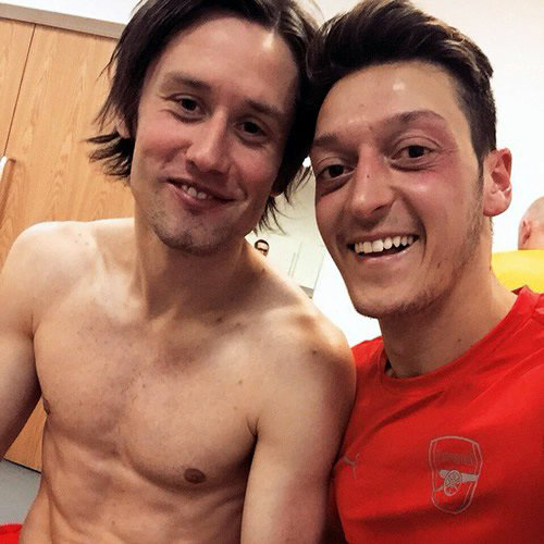 Ozil and Rosicky celebrate Arsenal win in dressing room