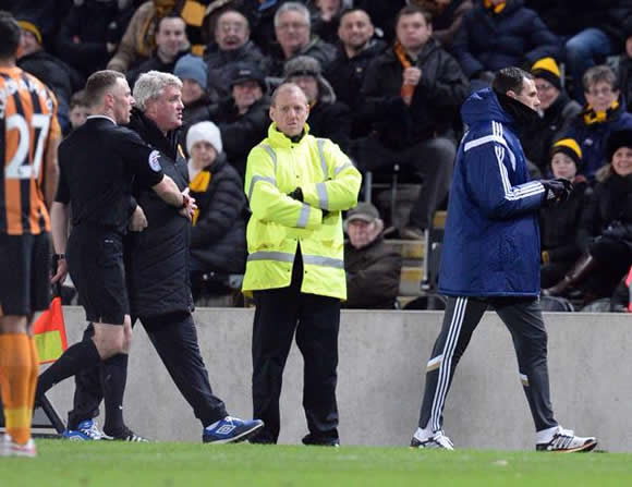 Hull boss Steve Bruce & Sunderland’s Gus Poyet get into a touchline spat