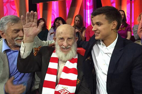 Spartak Moscow fans restore 102-year-old’s life savings, are still awful takes dressing room snap with Arsenal and Spurs stars