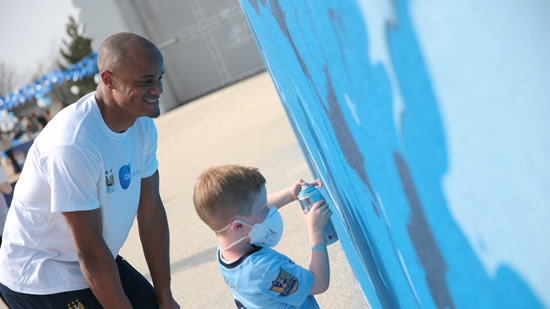 Vincent Kompany unveils new Manchester City mural