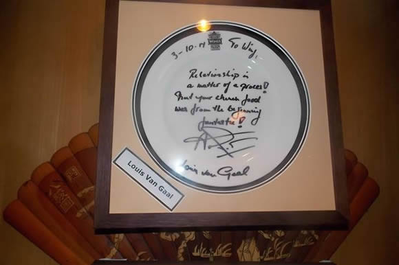 LOOK: What Louis Van Gaal and Angel Di Maria scribed on plates at Wing's Restaurant