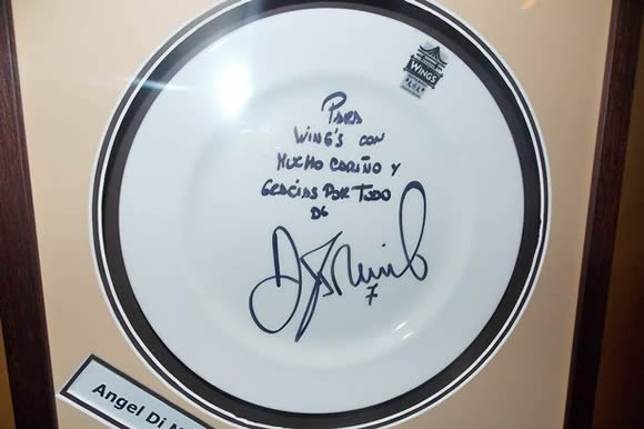 LOOK: What Louis Van Gaal and Angel Di Maria scribed on plates at Wing's Restaurant